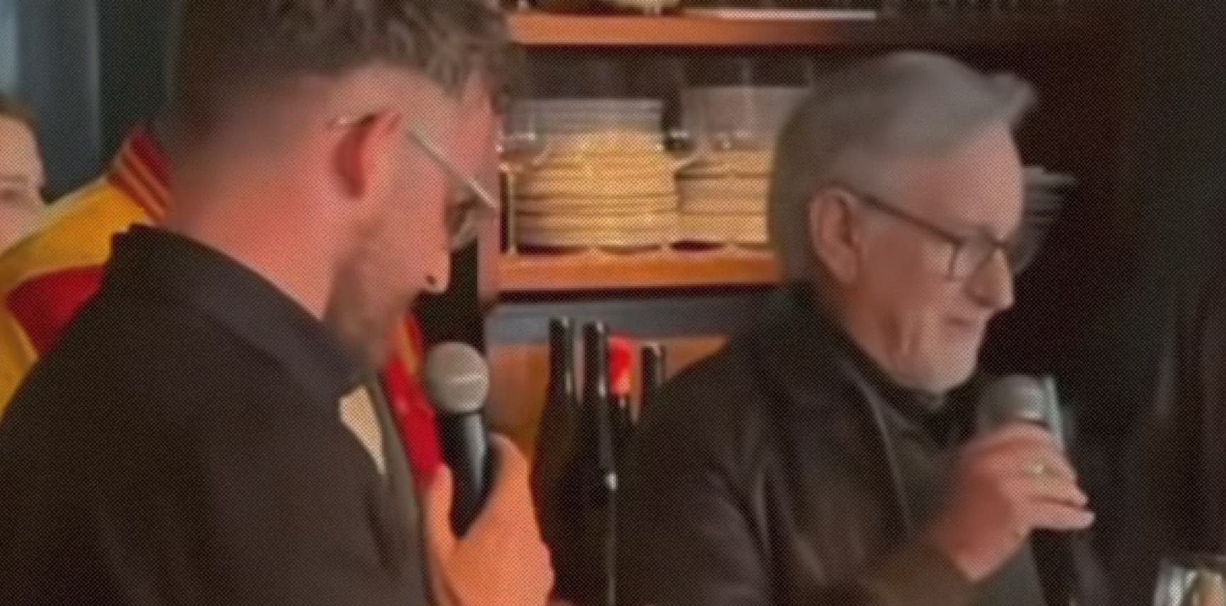 Кадр из ролика Steven Spielberg surprises London pub with trivia appearance | 7NEWS ||  7NEWS Australia