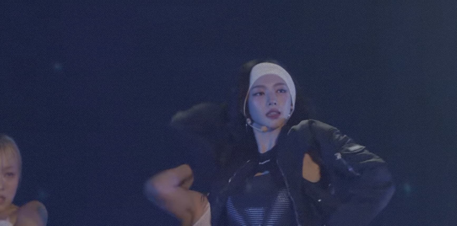 Кадр из ролика aespa 에스파 'UP (KARINA SOLO)' Live Clipㅣ2024 aespa LIVE TOUR 'SYNK : PARALLEL LINE - Special Edition'