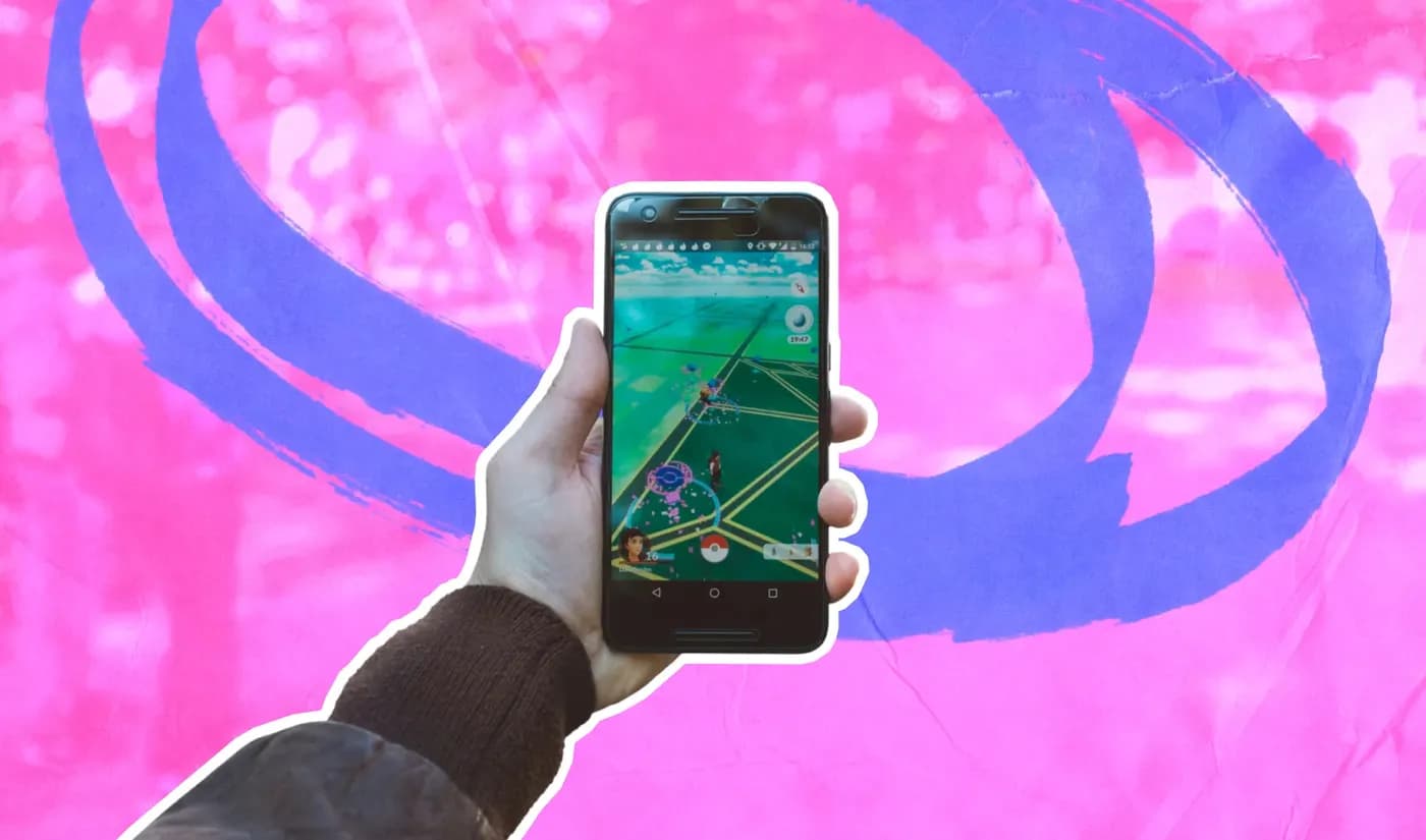Рука держит телефон с игрой Pokemon GO