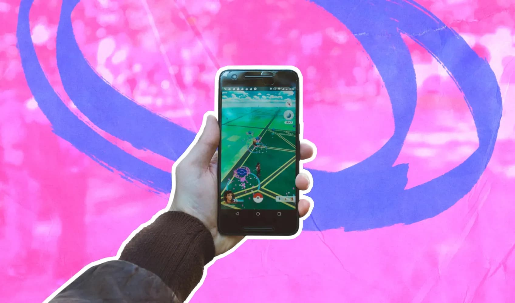 Рука держит телефон с игрой Pokemon GO