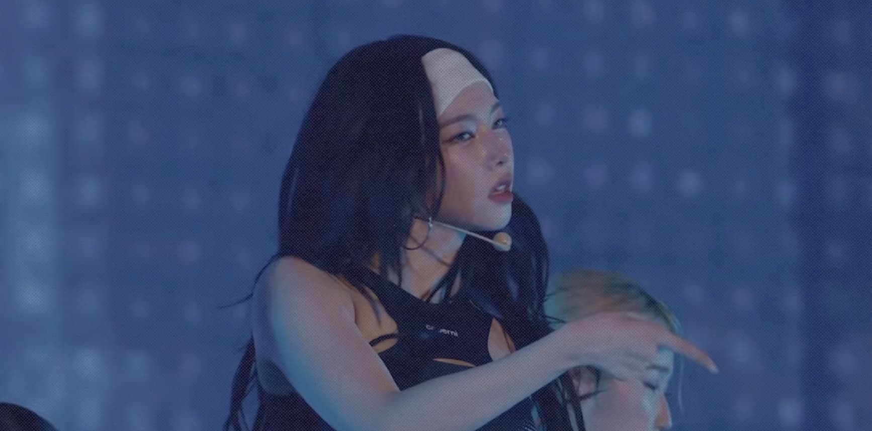 Кадр из ролика  aespa 에스파 'UP (KARINA SOLO)' Live Clipㅣ2024 aespa LIVE TOUR 'SYNK : PARALLEL LINE - Special Edition' ||  SYNK : aespaa