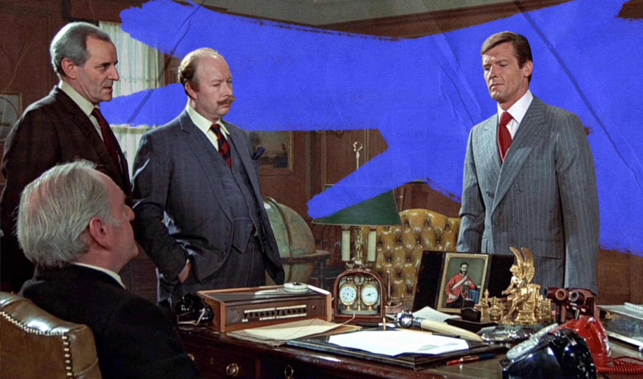 Кадр из фильма «Человек с золотым пистолетом» (1974 г), сцена в кабинете М