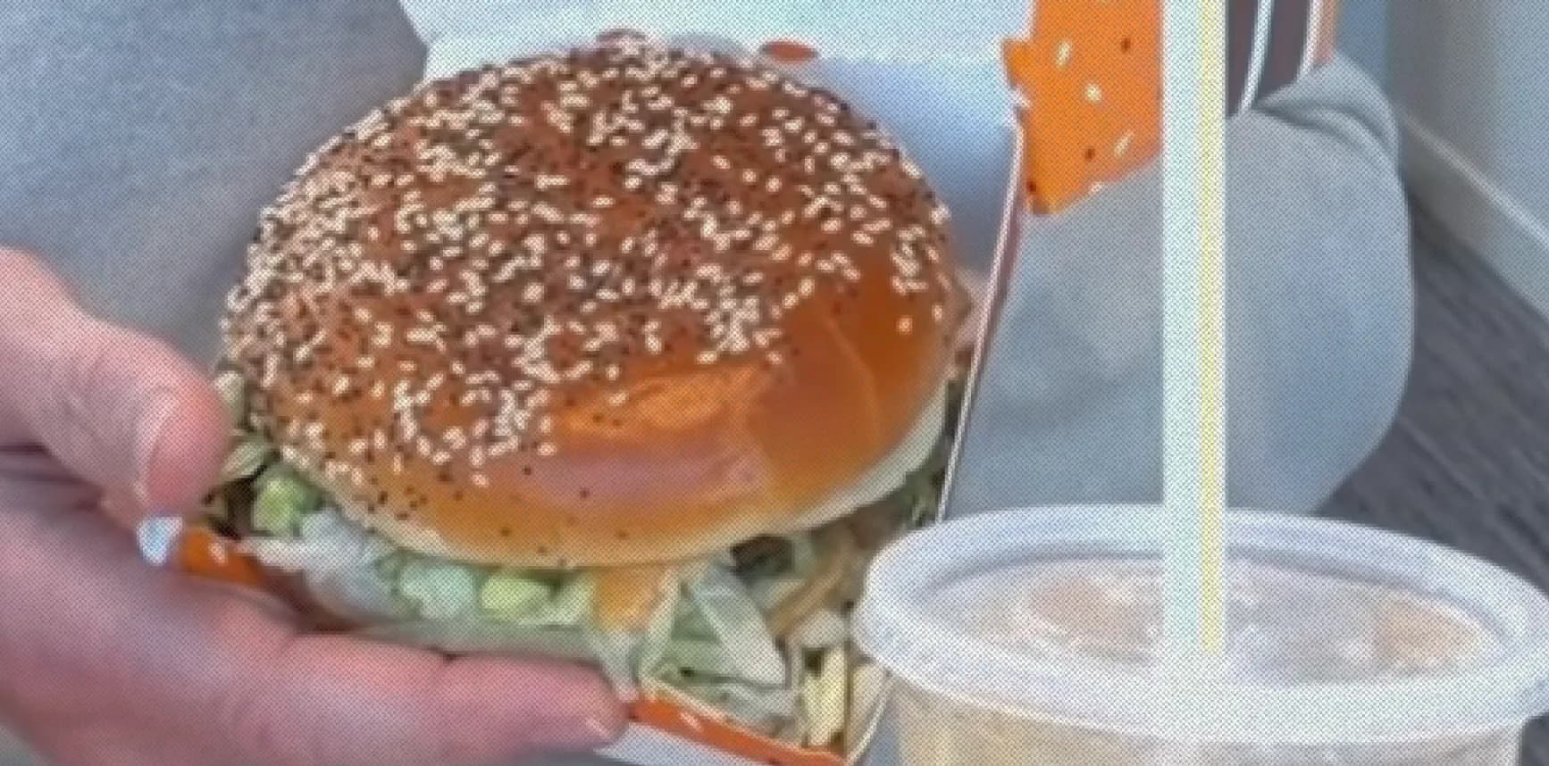 Глава McDonald's попытался съесть бургер на камеру — и это стало мемом