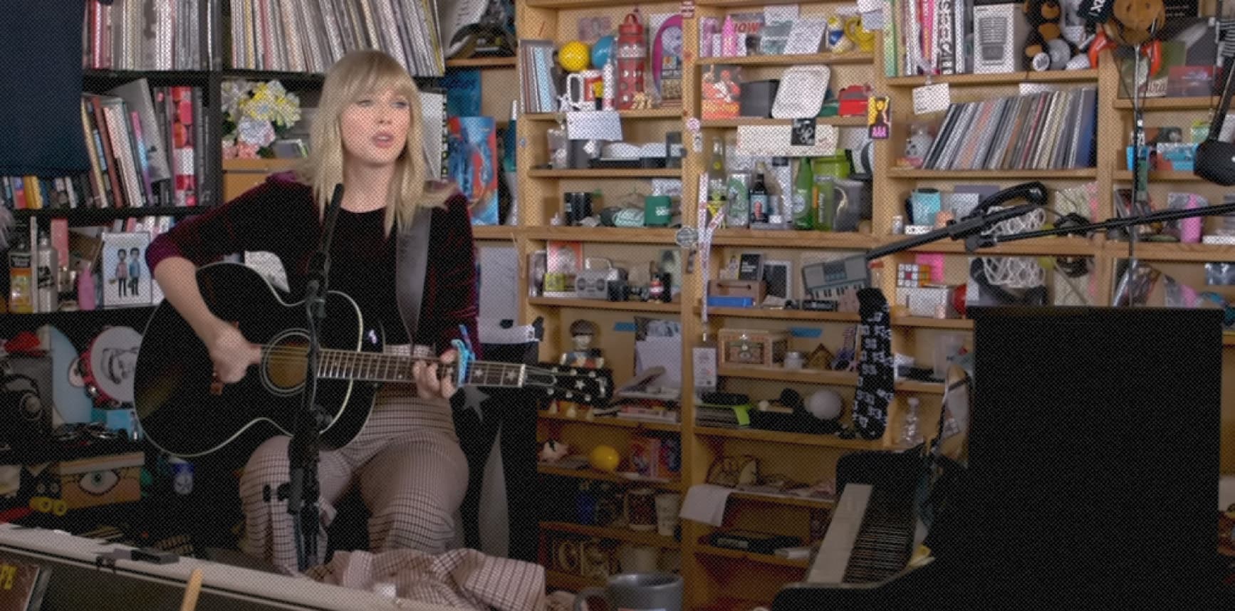 Кадр из ролика Taylor Swift: NPR Music Tiny Desk Concert || Taylor Swift: NPR Music Tiny Desk Concert