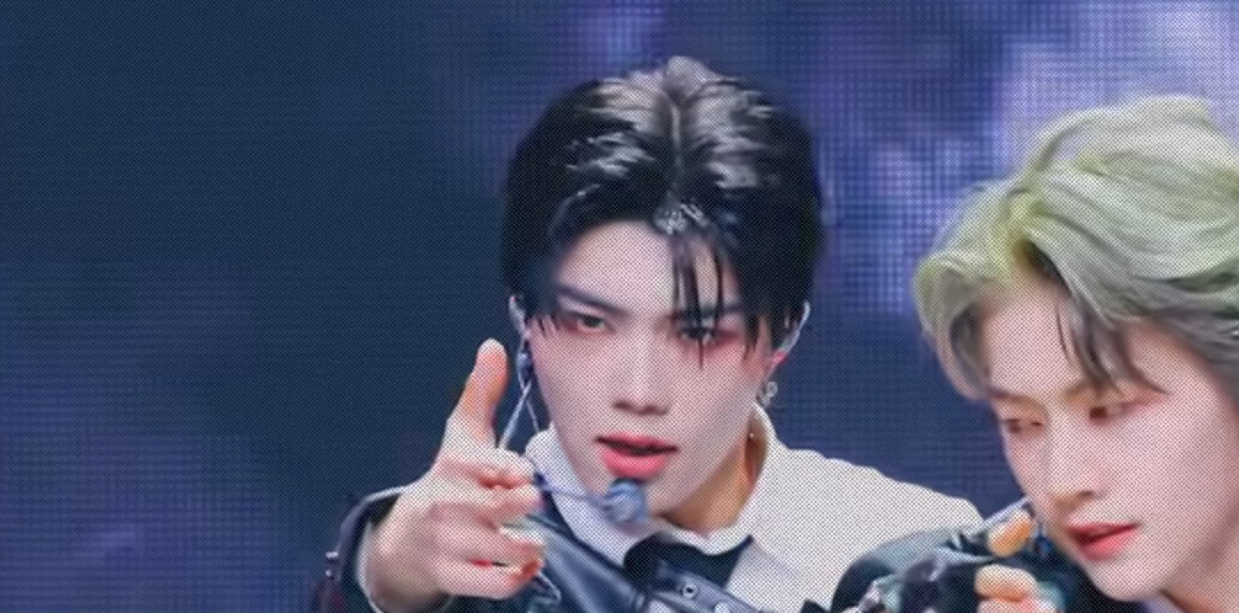 Кадр из ролика [입덕직캠] 제로베이스원 박건욱 직캠 4K 'Devil Game' (ZEROBASEONE PARK GUN WOOK FanCam) | @MCOUNTDOWN