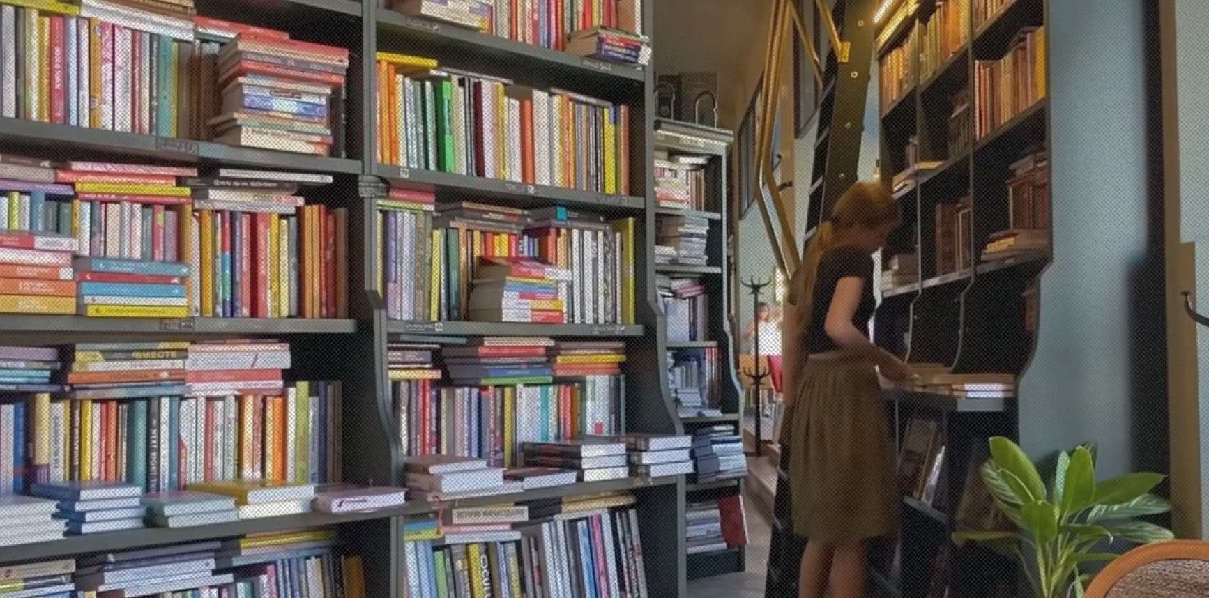Кадр из ролика  📍ПОДПИСНЫЕ ИЗДАНИЯ обзор на популярный книжный Питера 📚 || василиса boo