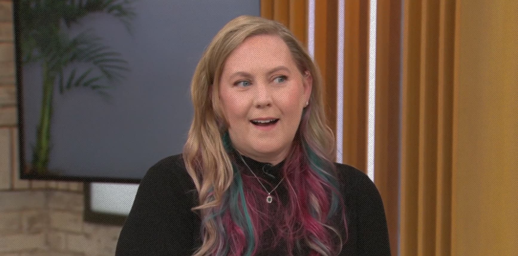 Кадр из ролика  Rebecca Yarros on her rise to fame, "Fourth Wing" success and her new book ||  CBS Mornings