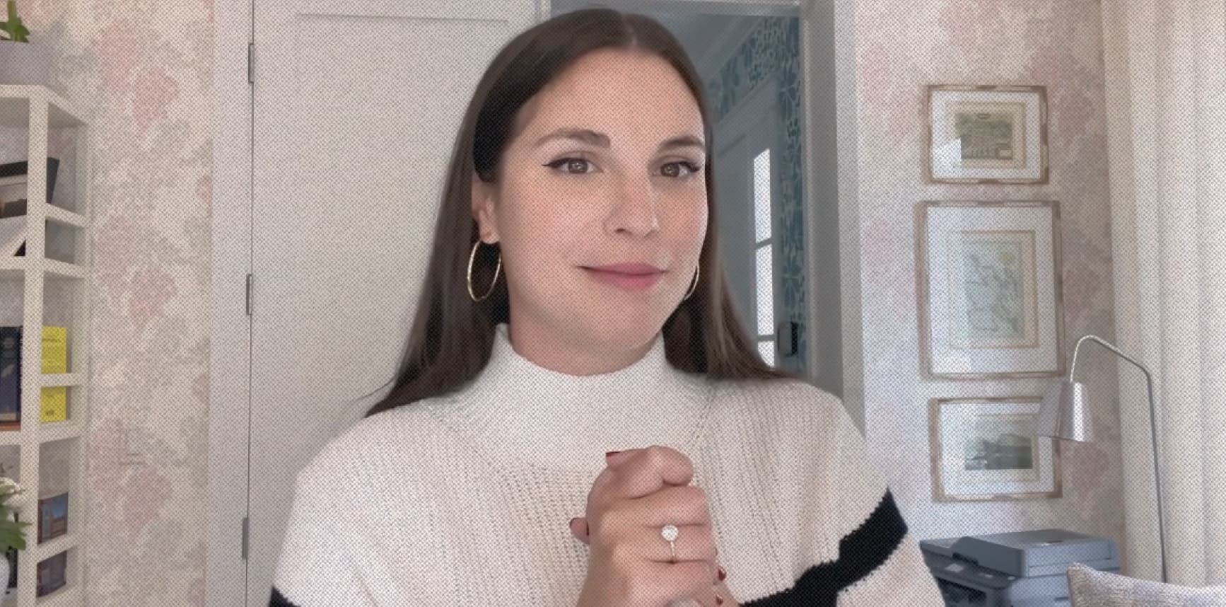 Кадр из ролика How to Craft a Fantasy Series with Victoria Aveyard ||  Epic Reads