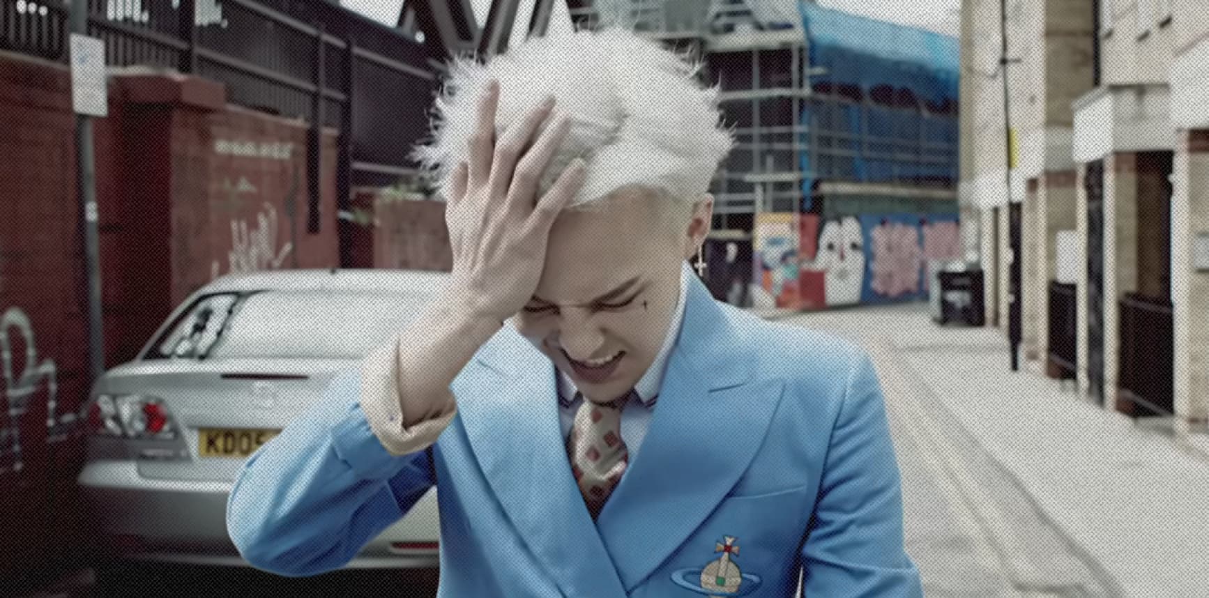 Кадр из ролика G-DRAGON - 삐딱하게(CROOKED) M/V ||  BIGBANG
