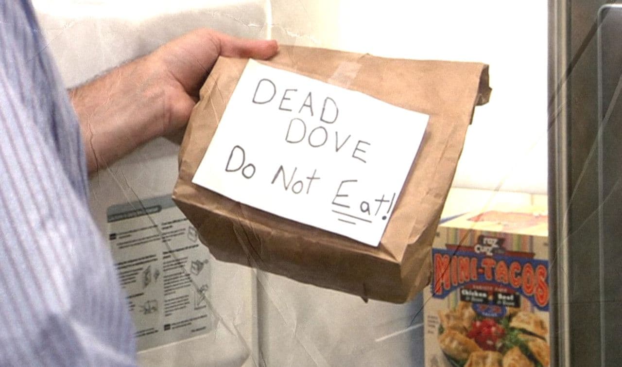 Бумажный пакет с надписью «DEAD DOVE Do Not Eat!»