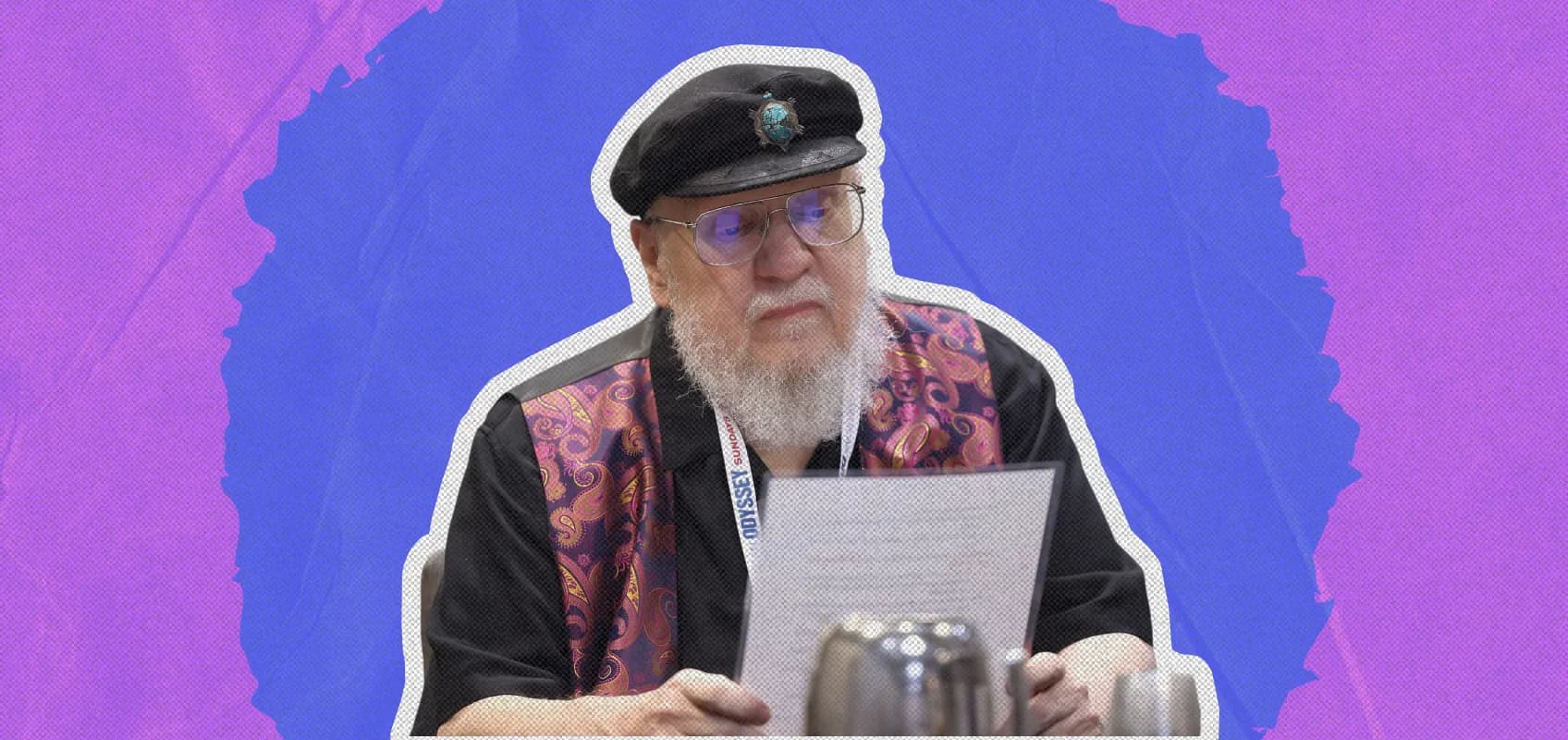 Джордж Мартин держит в руках лист с текстом