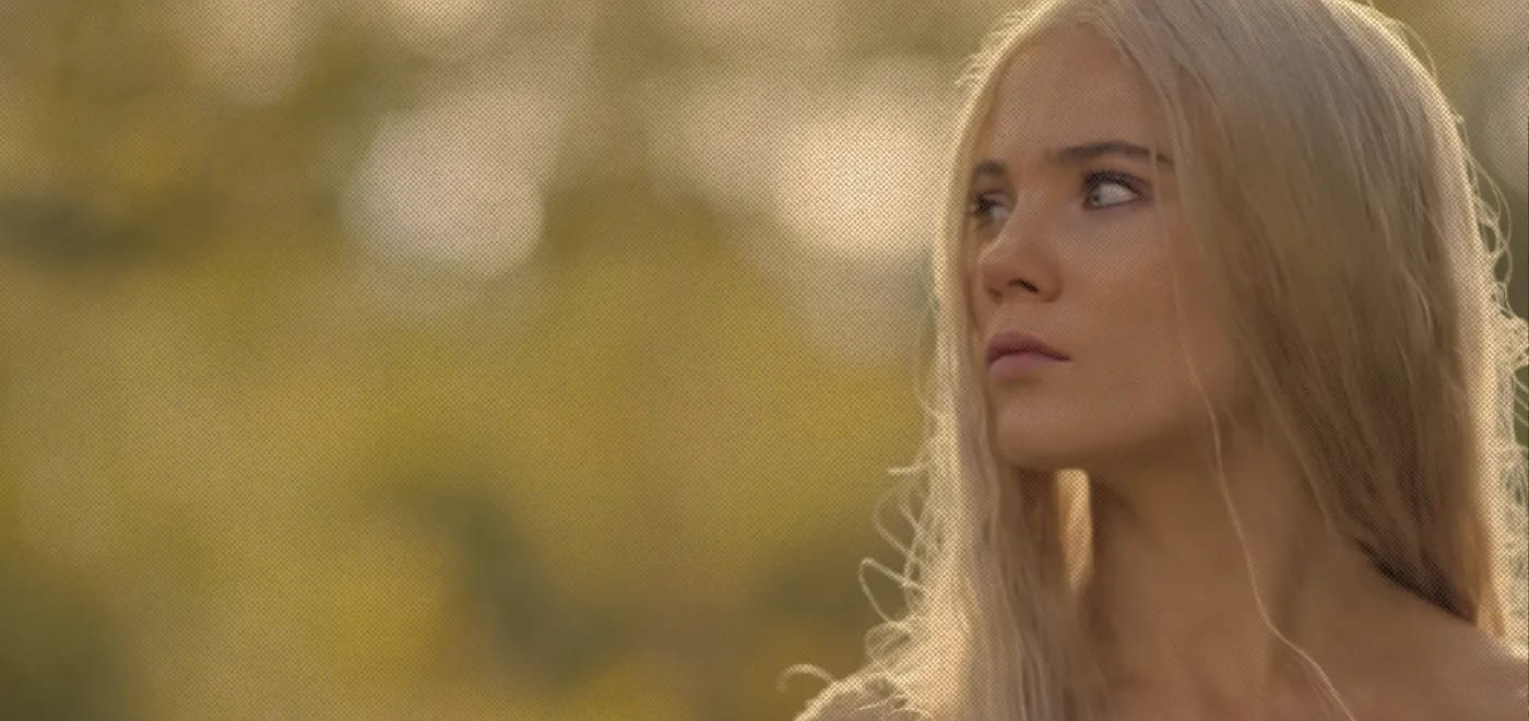 Фрейя Аллан хотела уйти из «Ведьмака» после Кавилла, но осталась и защищала канон книг