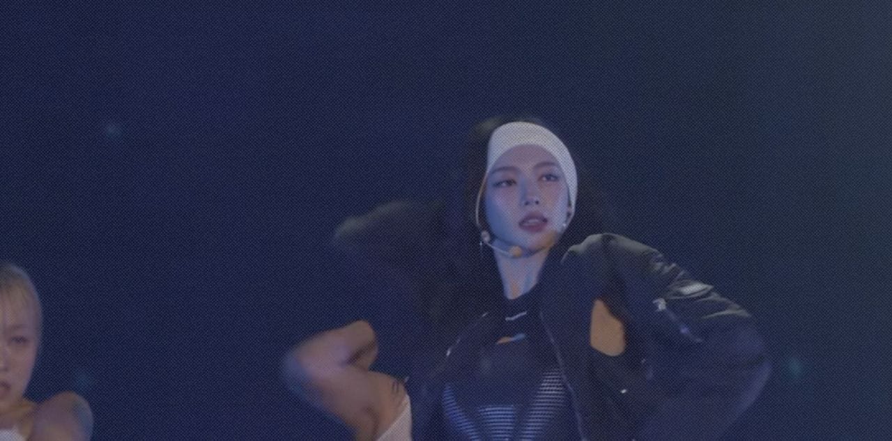 Кадр из ролика aespa 에스파 'UP (KARINA SOLO)' Live Clipㅣ2024 aespa LIVE TOUR 'SYNK : PARALLEL LINE - Special Edition'