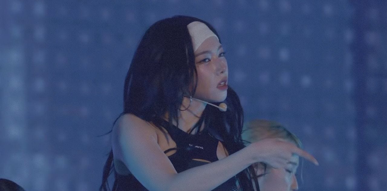 Кадр из ролика  aespa 에스파 'UP (KARINA SOLO)' Live Clipㅣ2024 aespa LIVE TOUR 'SYNK : PARALLEL LINE - Special Edition' ||  SYNK : aespaa