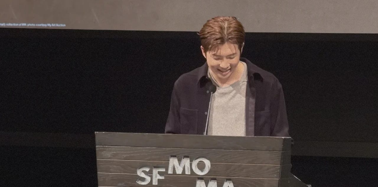 Кадр из ролика  K-pop star RM gives heartfelt speech ahead of SFMOMA opening || San Francisco Chronicle