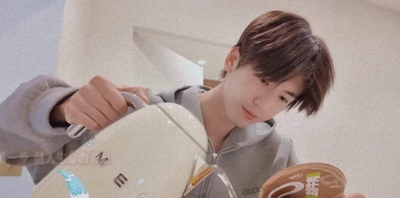 Кадр из ролика  25.05.2025 Zhang Linghe Weibo Update Mini Vlog#张凌赫 #zhanglinghe #장릉혁 #fyp #foryou || Zhang Linghe 