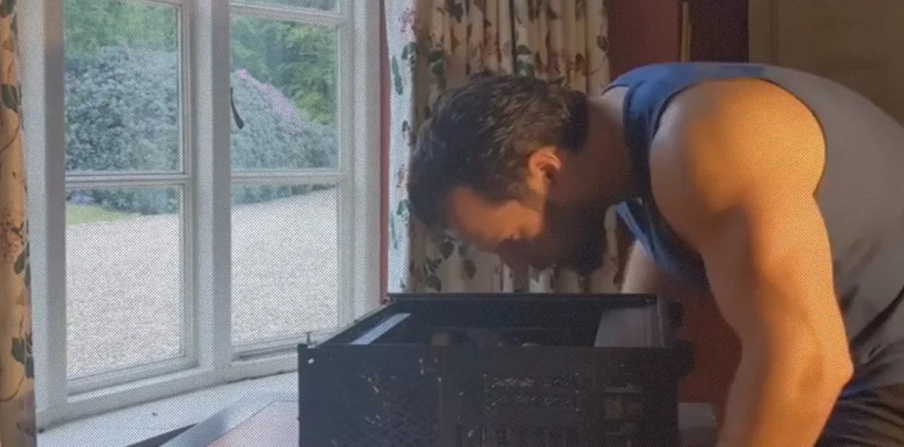 Кадр из ролика  Henry Cavill being the sexiest nerd alive while assembling a gaming PC for 5 minutes straight || Anto Martínez