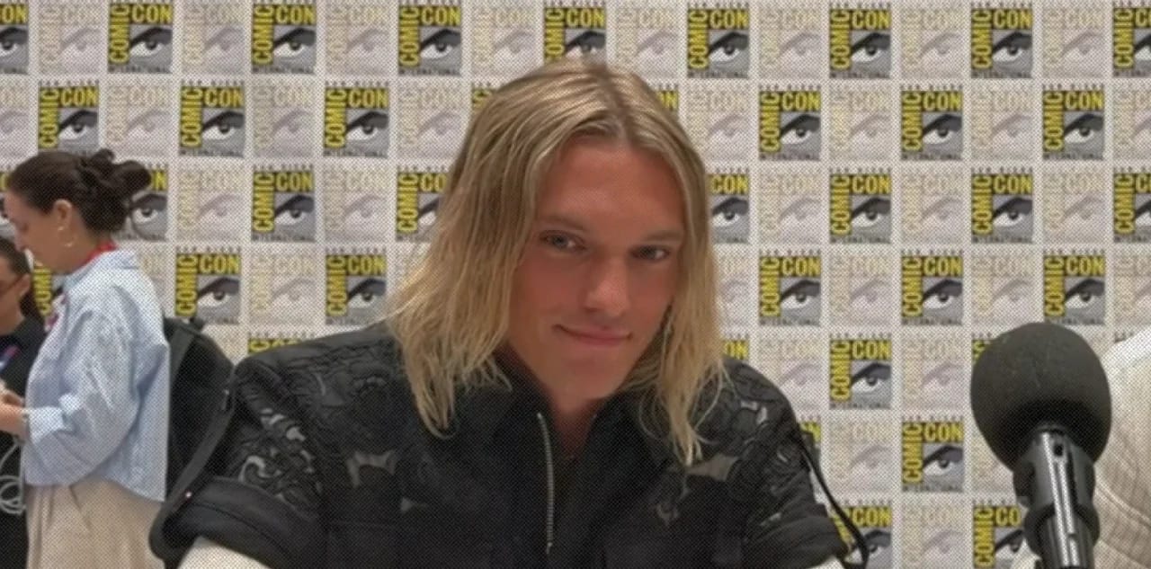 Кадр из ролика  Rings of Power Season 3: Jamie Campbell Bower & Ismael Cruz Córdova | SDCC 2026 Interview 