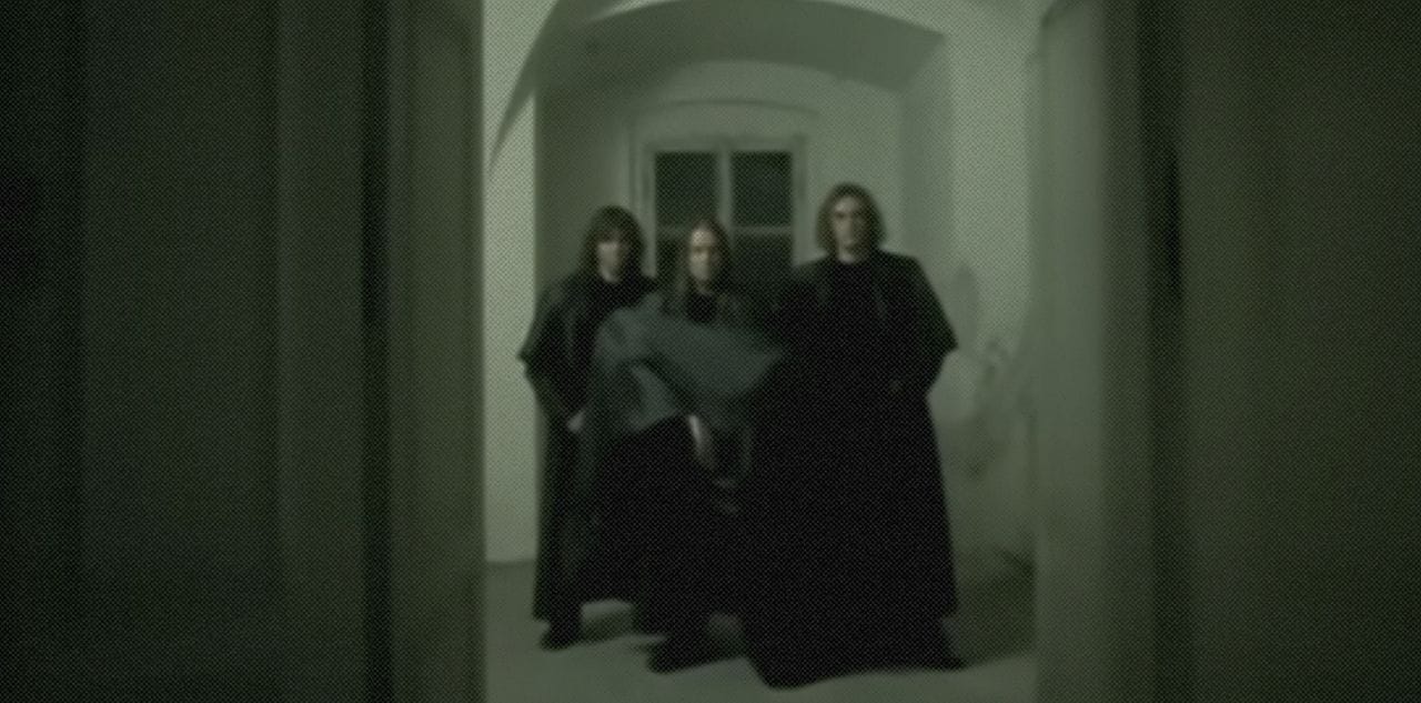 Кадр из ролика АРИЯ — Осколок льда (2002)