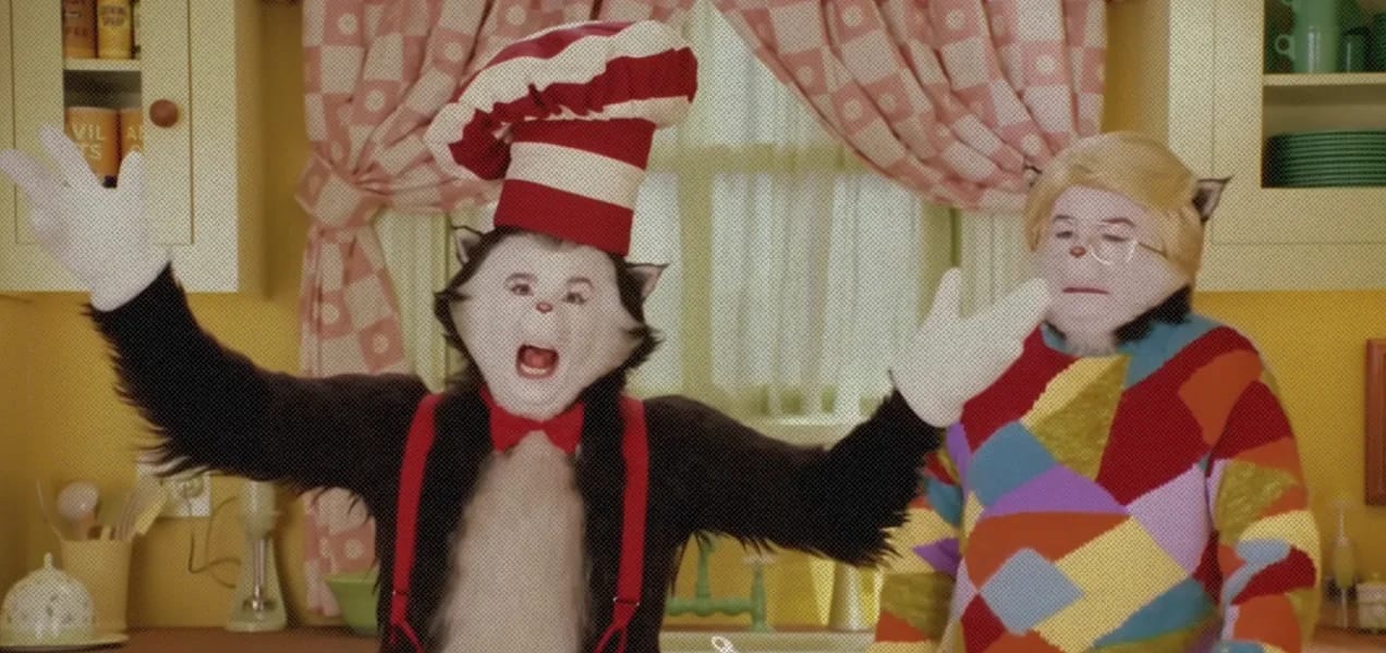 Звезда TikTok купила костюм Майка Майерса из «Кота». Она верит, что он одержим