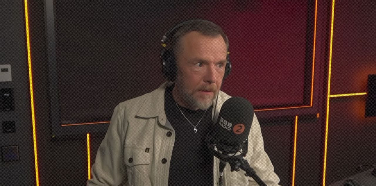 Кадр из ролика  Simon Pegg: plays is it 'Pegg or Bacon'? || BBC Radio 2