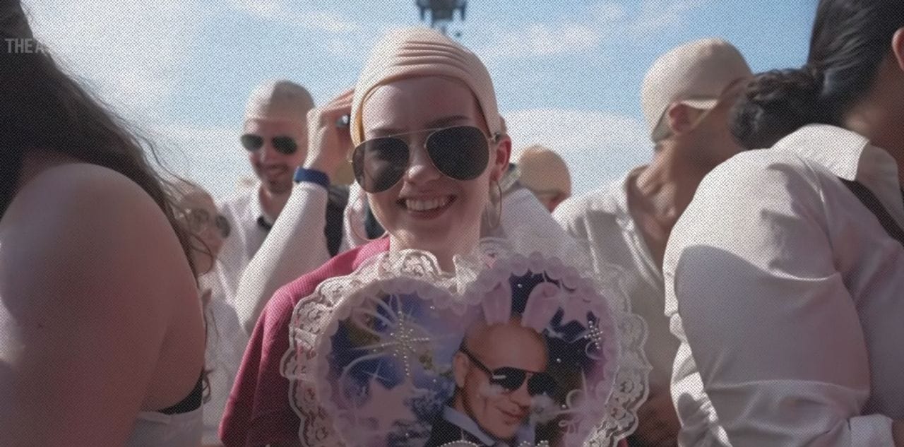 Кадр из ролика Pitbull fans break bald cap world record in London || Associated Press