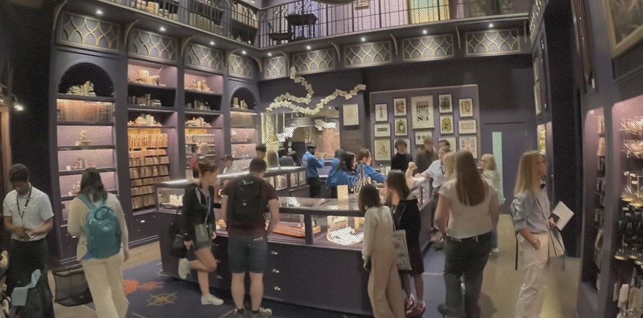 Кадр из ролика  Inside the HARRY POTTER Studio Shop at the Warner Bros. Studios Tour London (June 2026) [4K] || PlanIt Park