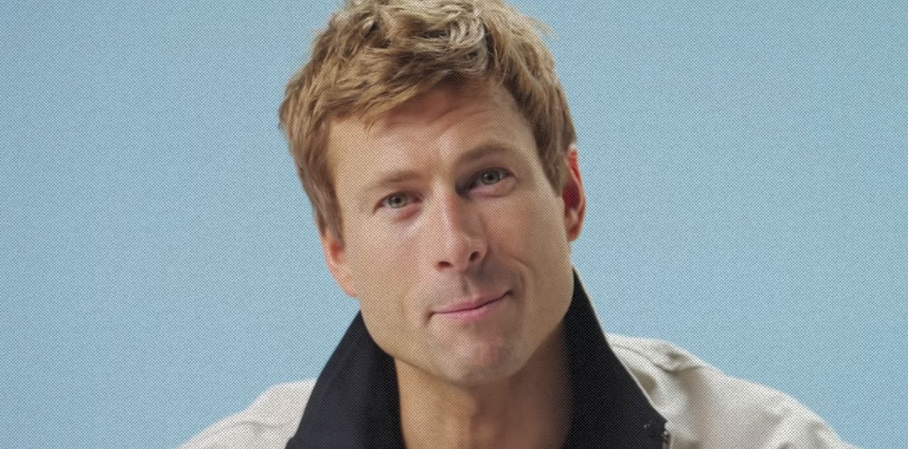 Кадр из ролика  Glen Powell Replies To Fans Online | Actually Me || GQ