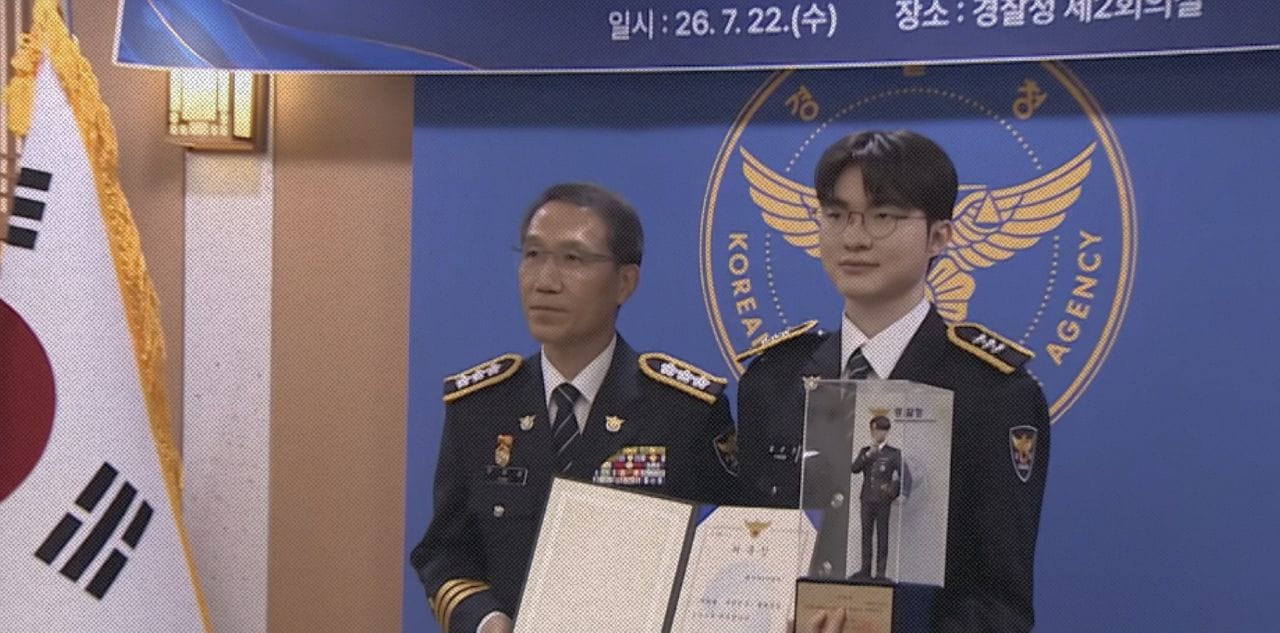 Кадр из ролика Faker named honorary police officer to help fight cyber gambling || KOREA NOW
