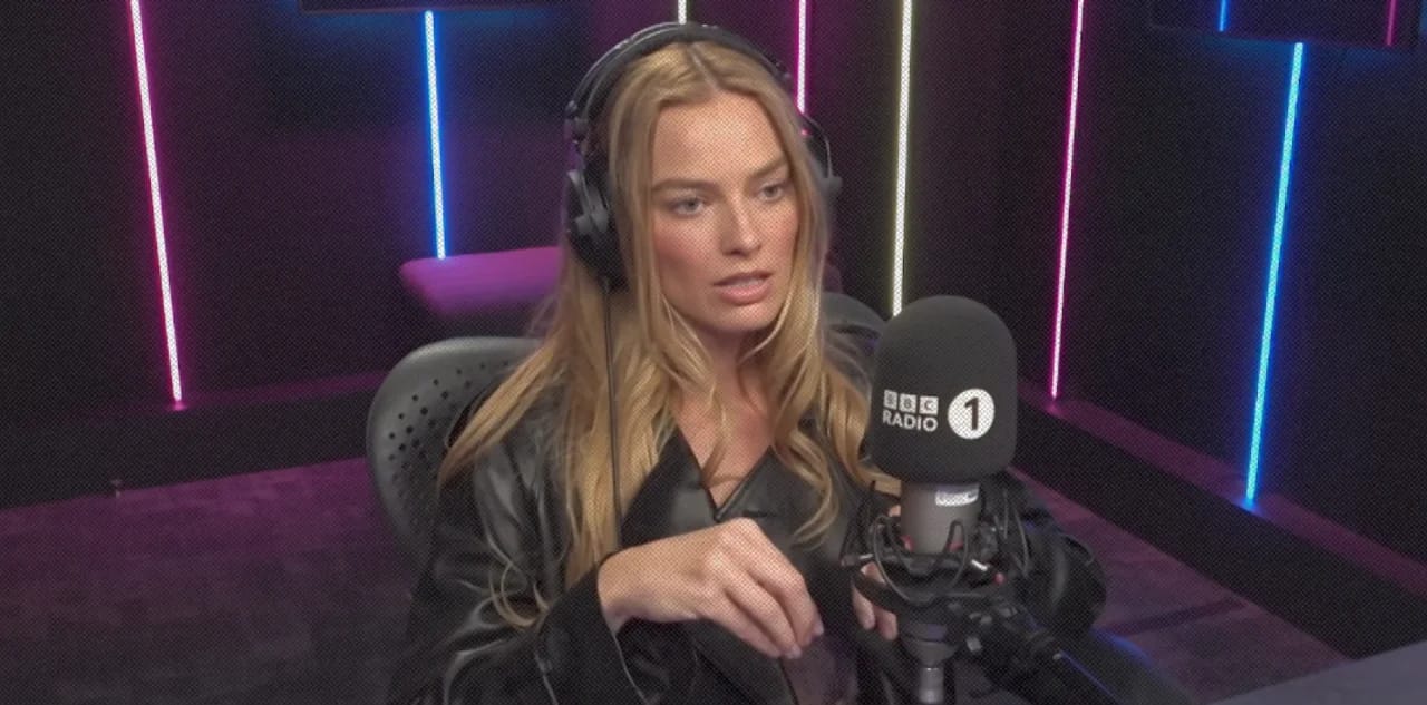 Кадр из ролика Margot Robbie rates your Unpopular Opinions || BBC Radio 1