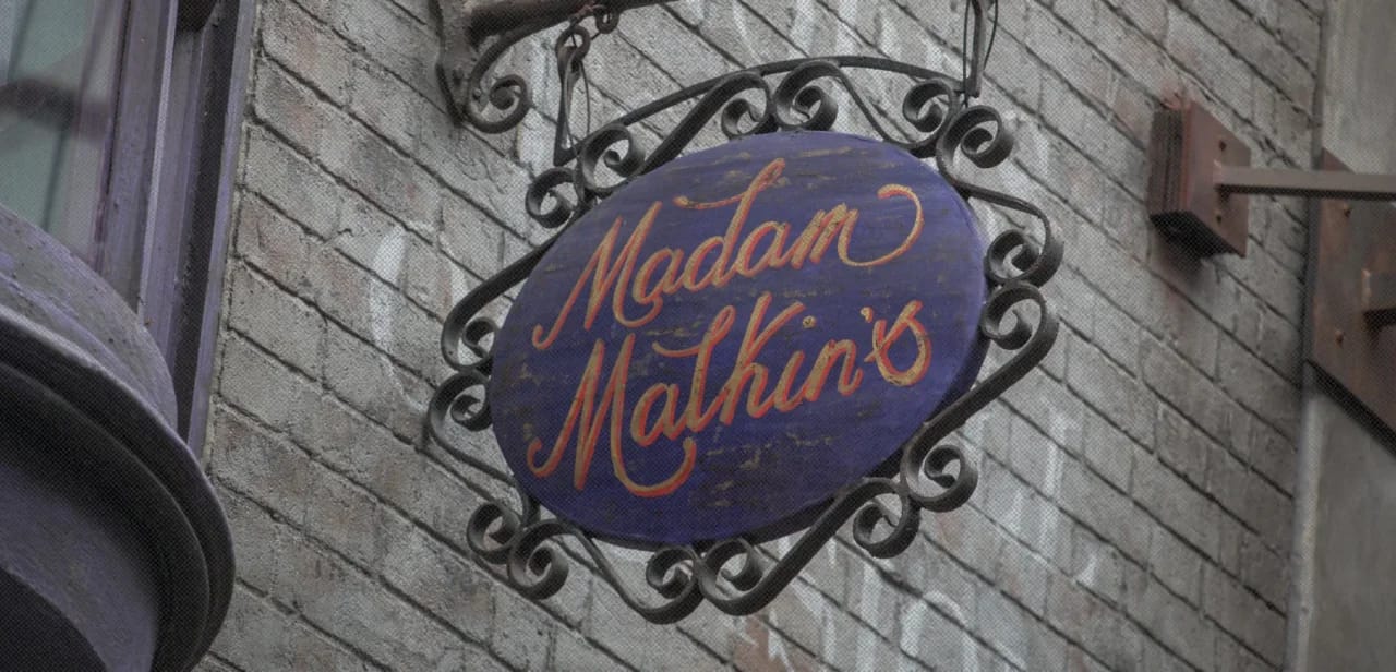 Вывеска в Косом переулке в тематическом парке Universal Studios Florida © "Madam Malkin's Robes for All Occasions" by HarshLight, CC BY 2.0