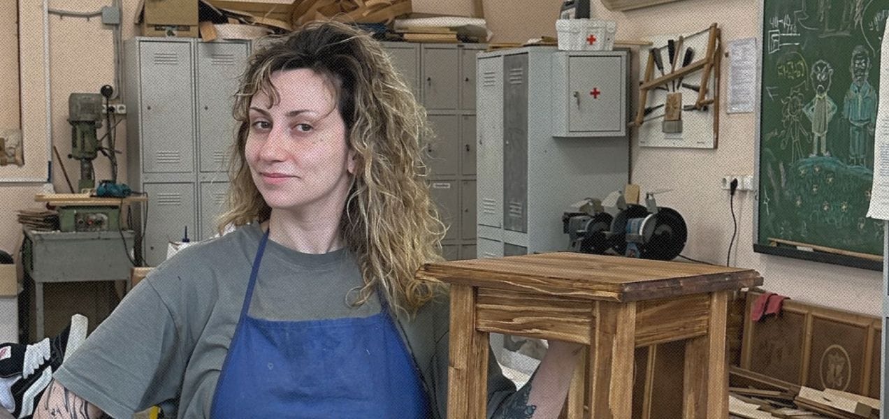 Пользовательница похвасталась табуреткой после девяти месяцев работы. Её достижение стало мемом