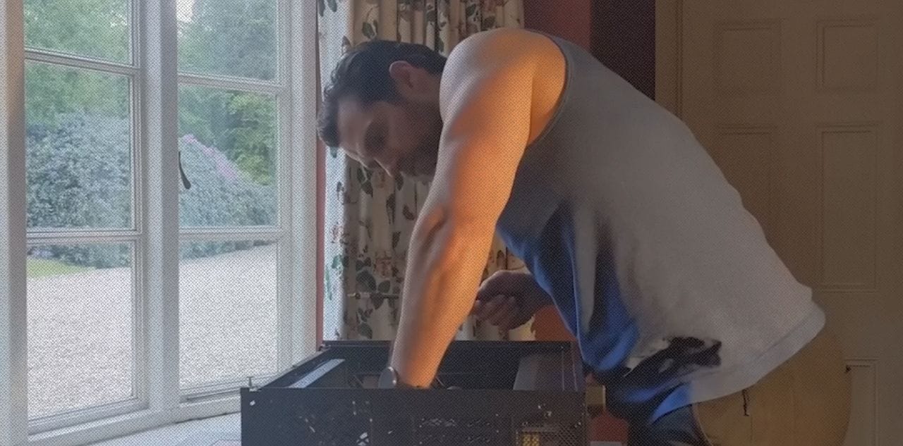 Кадр из ролика Henry Cavill - How To Build A Superman Gaming PC || Emergency Awesome