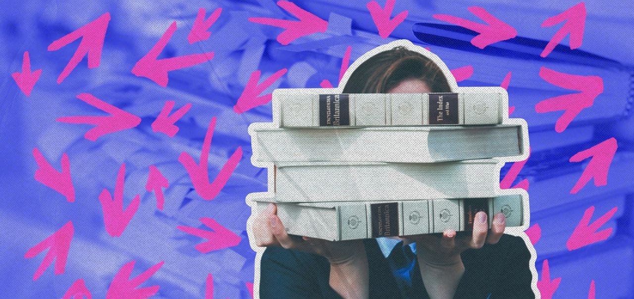 Стопка книг с заметками и девушка, держащая книги в руках
