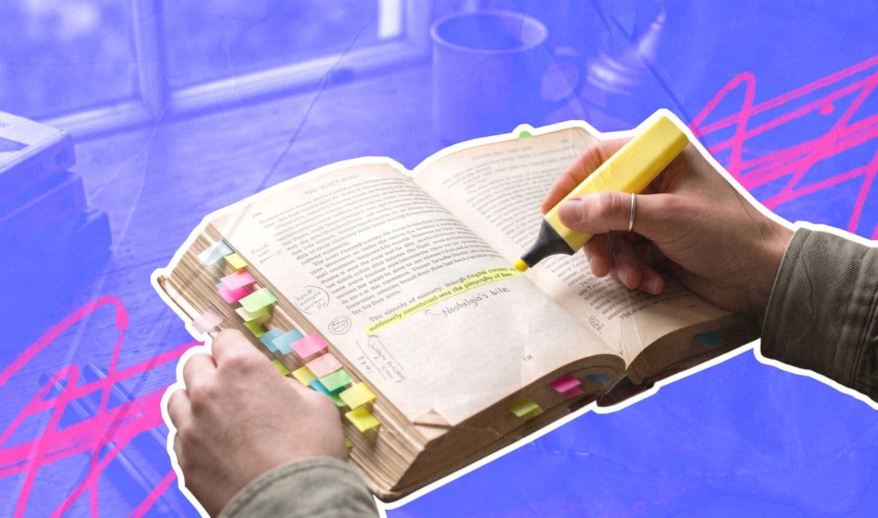 Человек делает пометки в книге