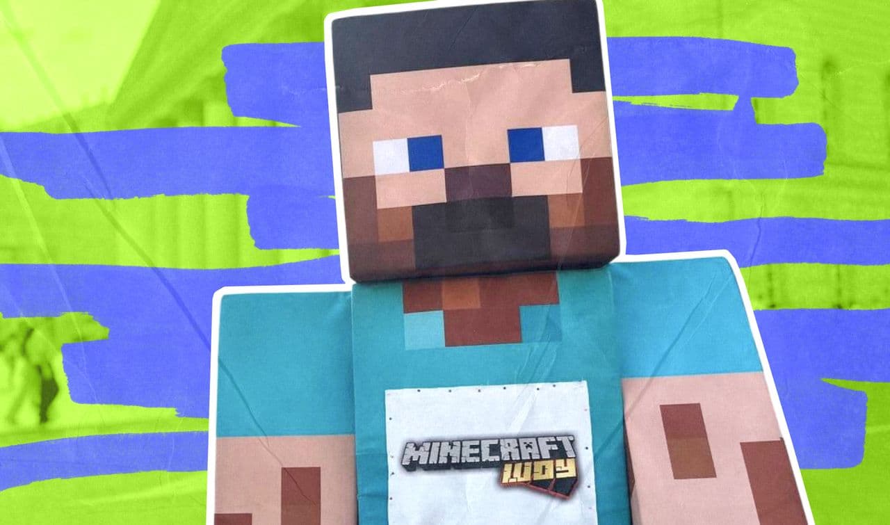 Игрушка Стива из Minecraft на фоне Большого театра